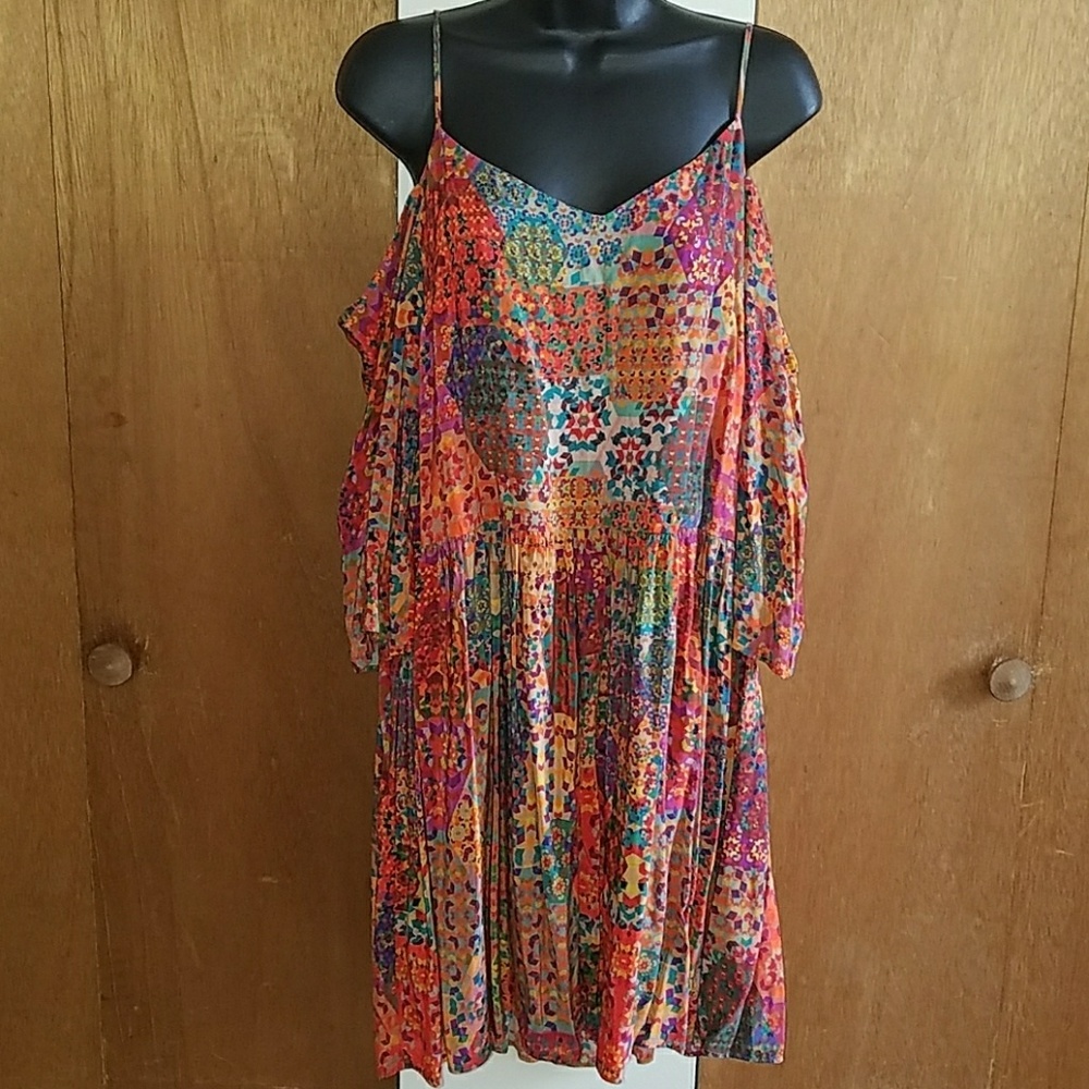 Cold shoulder dress - Picture 2 of 6
